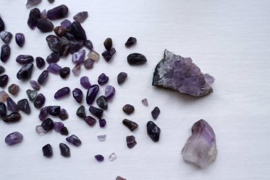 Ametist druse ve ametist kiesel, kapatın..