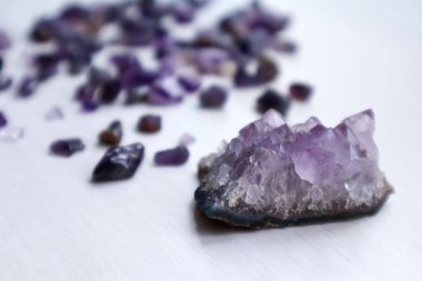 Ametist druse ve ametist kiesel, kapatın..
