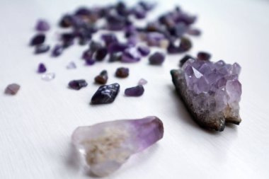 Ametist druse ve ametist kiesel, kapatın..