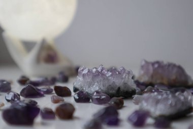 Ametist druse ve ametist kiesel, kapatın..