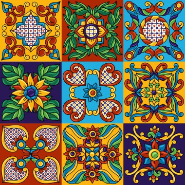 Meksikalı talavera seramik seramik dikişsiz desen. Süslü çiçeklerle süslenmiş. Geleneksel dekoratif nesneler. Etnik halk süsü.