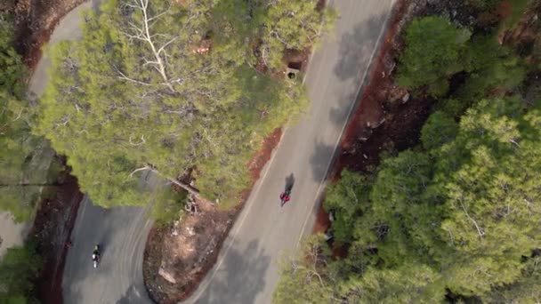 Widok Lotu Ptaka Motocykle Enduro Jazdy Wiejskiej Drodze Przez Zielony — Wideo stockowe