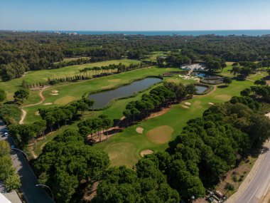 Günbatımında Antalya Belek 'teki golf sahasının havadan görüntüsü.