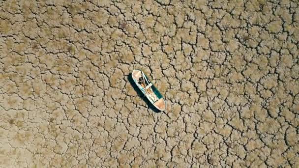 由于全球暖化和干旱 在湖床裂隙土壤上的弃船干涸了 — 图库视频影像