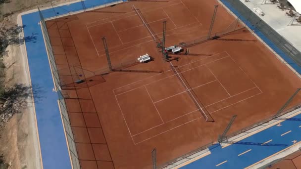 Légi Kilátás Üres Salakos Teniszpálya Egy Napsütéses Napon Videóklipek
