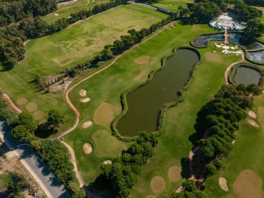 Günbatımında Antalya Belek 'teki golf sahasının havadan görüntüsü.