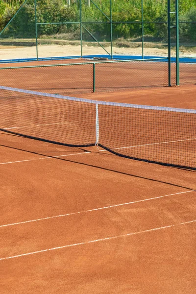 Γραμμή Βάσης Και Δίχτυ Από Ένα Άδειο Γήπεδο Τένις Πηλό — Φωτογραφία Αρχείου