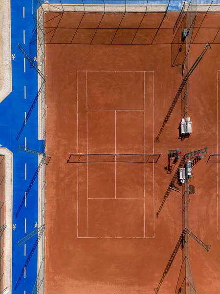 Αεροφωτογραφία Του Άδειου Γηπέδου Τένις Πηλό Μια Ηλιόλουστη Μέρα — Φωτογραφία Αρχείου