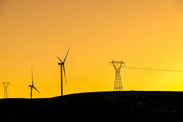 日落时站在山上的多台风力涡轮机发电 — 图库照片