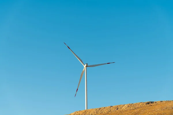 站在山上的风力涡轮机 日出时发电 — 图库照片