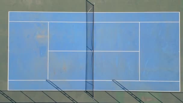 晴天空旷的蓝色硬式网球场的空中景观 — 图库视频影像