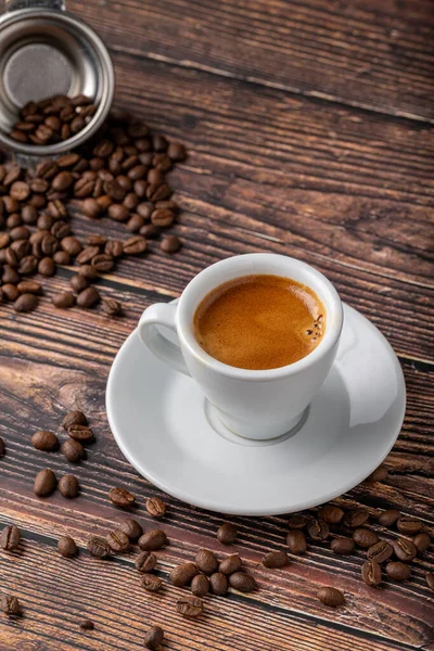 Frischer Espresso Zusammen Mit Kaffeebohnen Auf Holztisch Dekoriert — Stockfoto