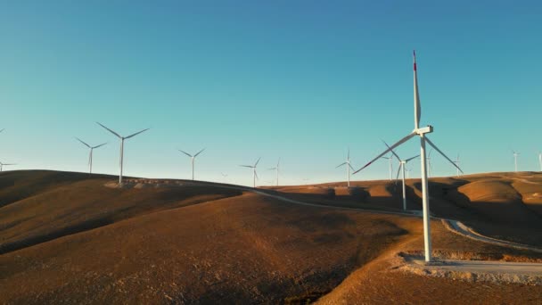 Несколько Ветряных Турбин Стоящих Холме Восходе Солнца Вырабатывающих Электричество — стоковое видео