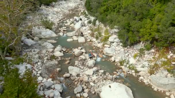 越野骑摩托车的人试图翻越河上的悬崖 — 图库视频影像