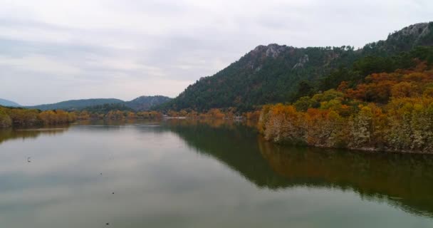 Jezioro Kovada Jesienią Zdjęć Lotniczych Dronem — Wideo stockowe