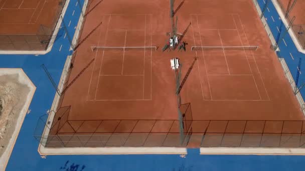 Légi Kilátás Üres Salakos Teniszpálya Egy Napsütéses Napon Videóklipek