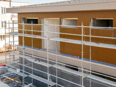 İnşaat iskelesi yeni bir apartmana inşa edilmiş. yeni inşaat devam ediyor