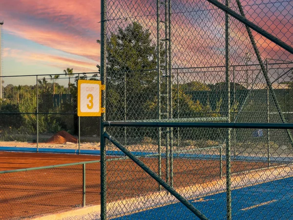 Skylt Som Visar Tennisbana Nummer Solig Dag — Stockfoto