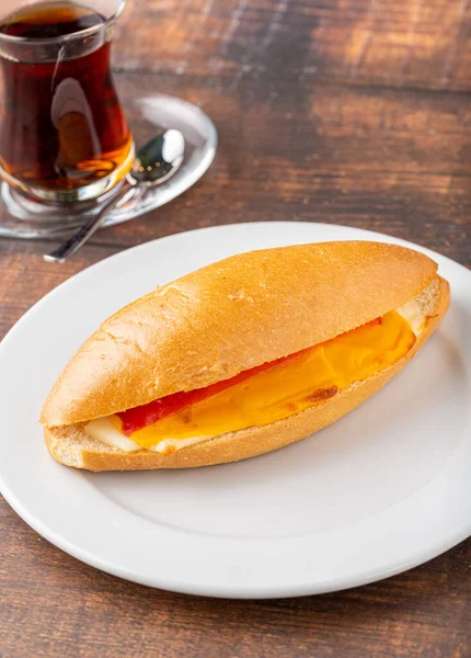 Drei Käse Sandwich Mit Tomate Und Gurke Auf Dunklem Steintisch — Stockfoto
