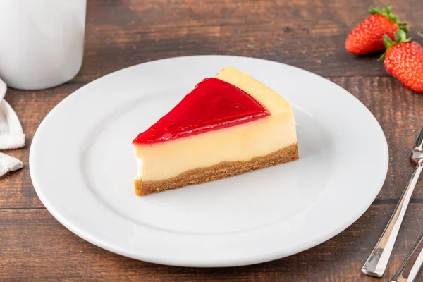 Heerlijke Aardbeien Cheesecake Met Koffie Ernaast Houten Tafel — Stockfoto