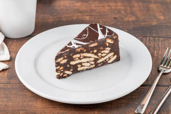 Beyaz Bir Porselen Tabakta Çikolatalı Mozaik Kek Yanında Filtre Kahve — Stok fotoğraf