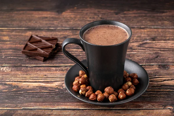 Tahta Masada Yanında Çikolata Olan Fındıklı Sıcak Çikolata — Stok fotoğraf
