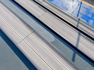 Tenis kortunun yanındaki iskambil destesiyle izleyiciler için oturma alanı