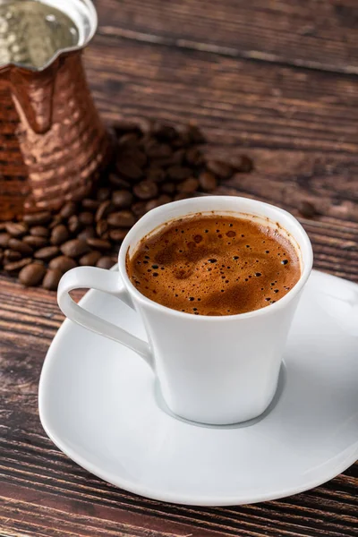 木製のテーブルの上に水とトルコの喜びと古典的なコーヒーカップでトルコのコーヒー — ストック写真