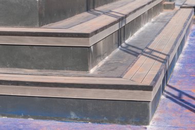 Tenis kortunun yanındaki iskambil destesiyle izleyiciler için oturma alanı