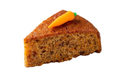 Beyaz arka planda leziz ve taze havuçlu kek.