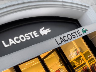 Antalya, Türkiye - 29 Kasım 2022: Antalya Türkiye 'deki Lacoste mağazasının aydınlatılmış logosu