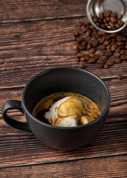 Espresso Dengan Krim Dalam Cangkir Porselen Hitam Atas Meja Kayu — Stok Foto