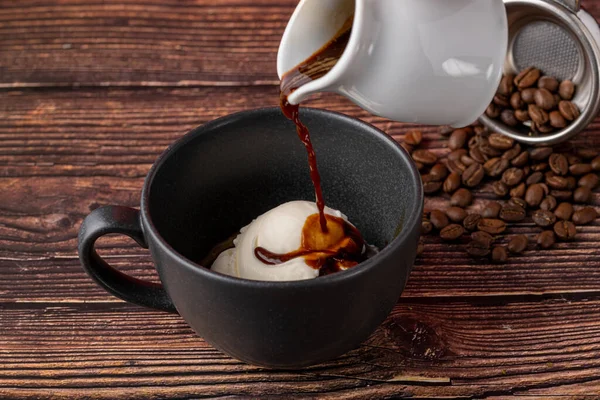 Espresso Avec Crème Glacée Porcelaine Noire Sur Table Bois Café — Photo