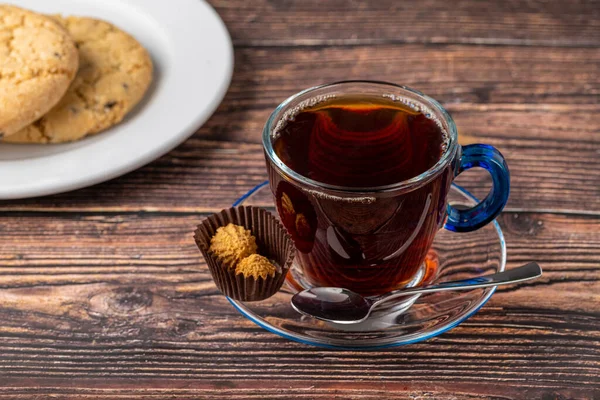 Μαύρο Τούρκικο Τσάι Γυάλινο Κύπελλο Κοντό Ψωμί Ξύλινο Τραπέζι — Φωτογραφία Αρχείου