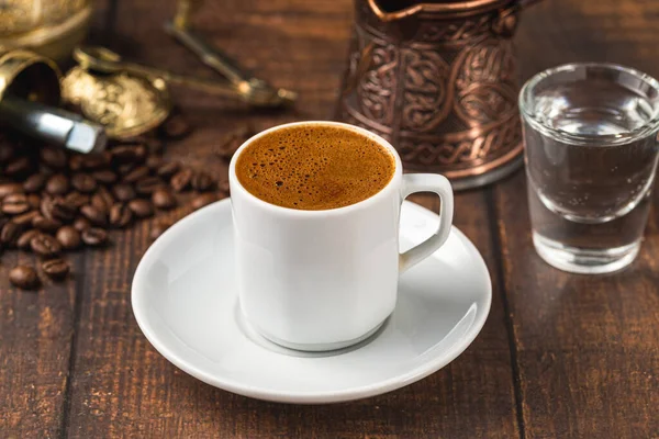 Turecká Káva Klasickém Šálku Vodou Turecké Potěšení Dřevěném Stole — Stock fotografie
