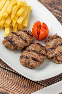 Geleneksel Türk köftesi. Baharatlı köfte kebap ya da kebap.