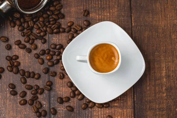 Čerstvé Káva Espresso Společně Zdobené Kávovými Zrny Dřevěném Stole — Stock fotografie