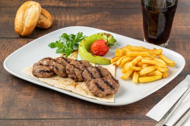 Geleneksel Türk köftesi. Baharatlı köfte kebap ya da kebap.