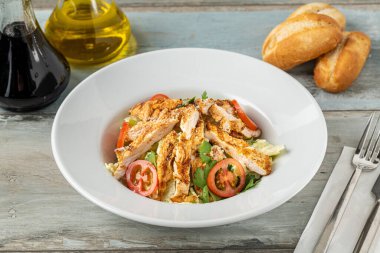 Taze Akdeniz salatası ve ızgara tavuk göğsü. en üstteki görünüm