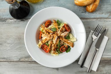 Taze Akdeniz salatası ve ızgara tavuk göğsü. en üstteki görünüm