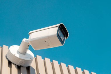 Duvara modern IP CCTV güvenlik kamerası monte edilmiş. Ev ve işyeri güvenliği kavramı