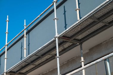 İnşaat iskelesi yeni bir apartmana inşa edilmiş. yeni inşaat devam ediyor