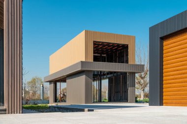 Kaplamalı yeni yapılmış metal çerçeve bina. Yeni küçük bir evin inşaatı. seçici odak