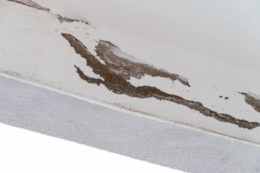 Nem nedeniyle, balkonun tavanındaki alçı ve boyalar soyulmuş.