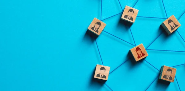 蓝色背景下的组织结构 社交网络和团队合作概念 连接连接网络的木制立方体上的商人图标 — 图库照片