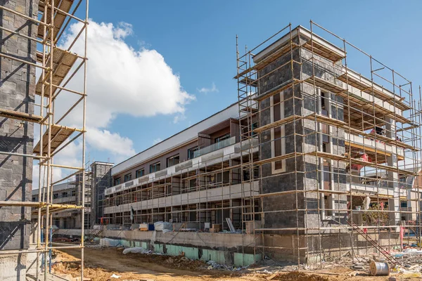 Bouwsteiger Gebouwd Een Nieuw Appartementengebouw Nieuwbouw Aanbouw — Stockfoto