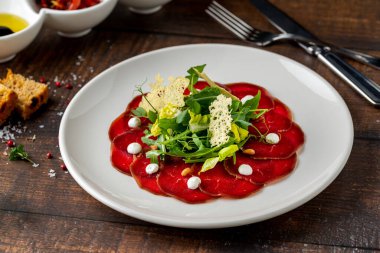 Carpaccio di Manzo. Dana eti, pesto sos ve Parmesan tuile ile Carpaccio