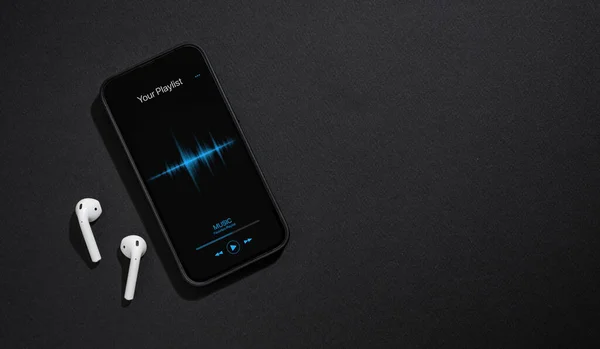 Smartfon Aplikacją Odtwarzacza Muzyki Otwarty Ekranie Ciemnoszarym Tle — Zdjęcie stockowe