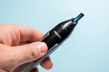 Antalya, Türkiye - 19 Mart 2023: Bir Philips burun kesicisi paketi izole bir arkaplan üzerine 3000 serisi