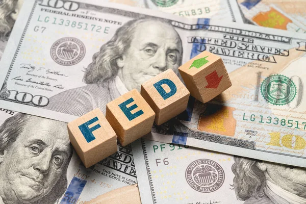 木制立方体与Fed和向上向下箭头超过100 Usd 美联储提高利率以遏制通货膨胀的概念 — 图库照片